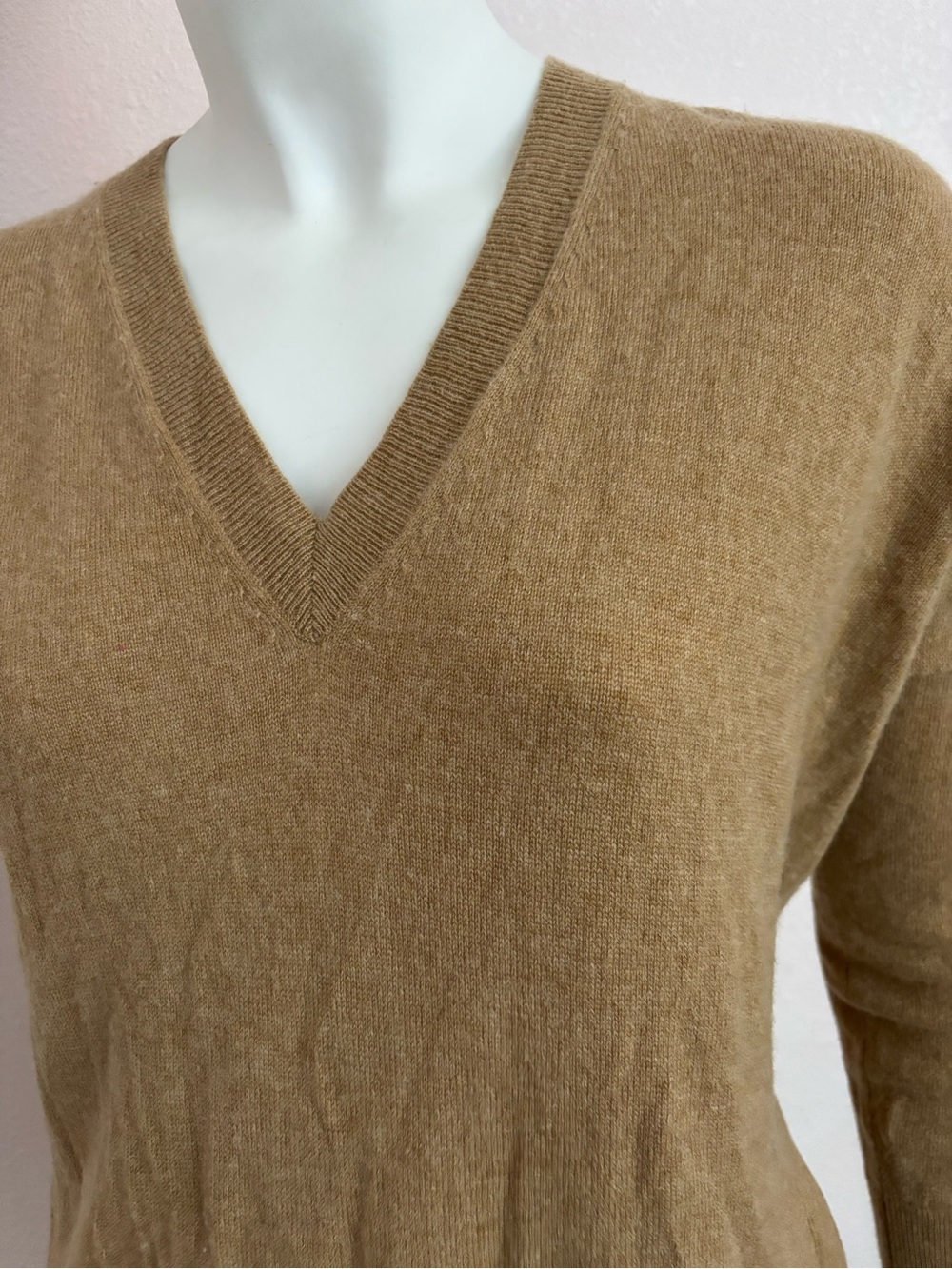 J.CREW 100% Cashmere V-Neck Sweater Tan Camel Brown Oversized Fits Medium - Picture 6 of 11